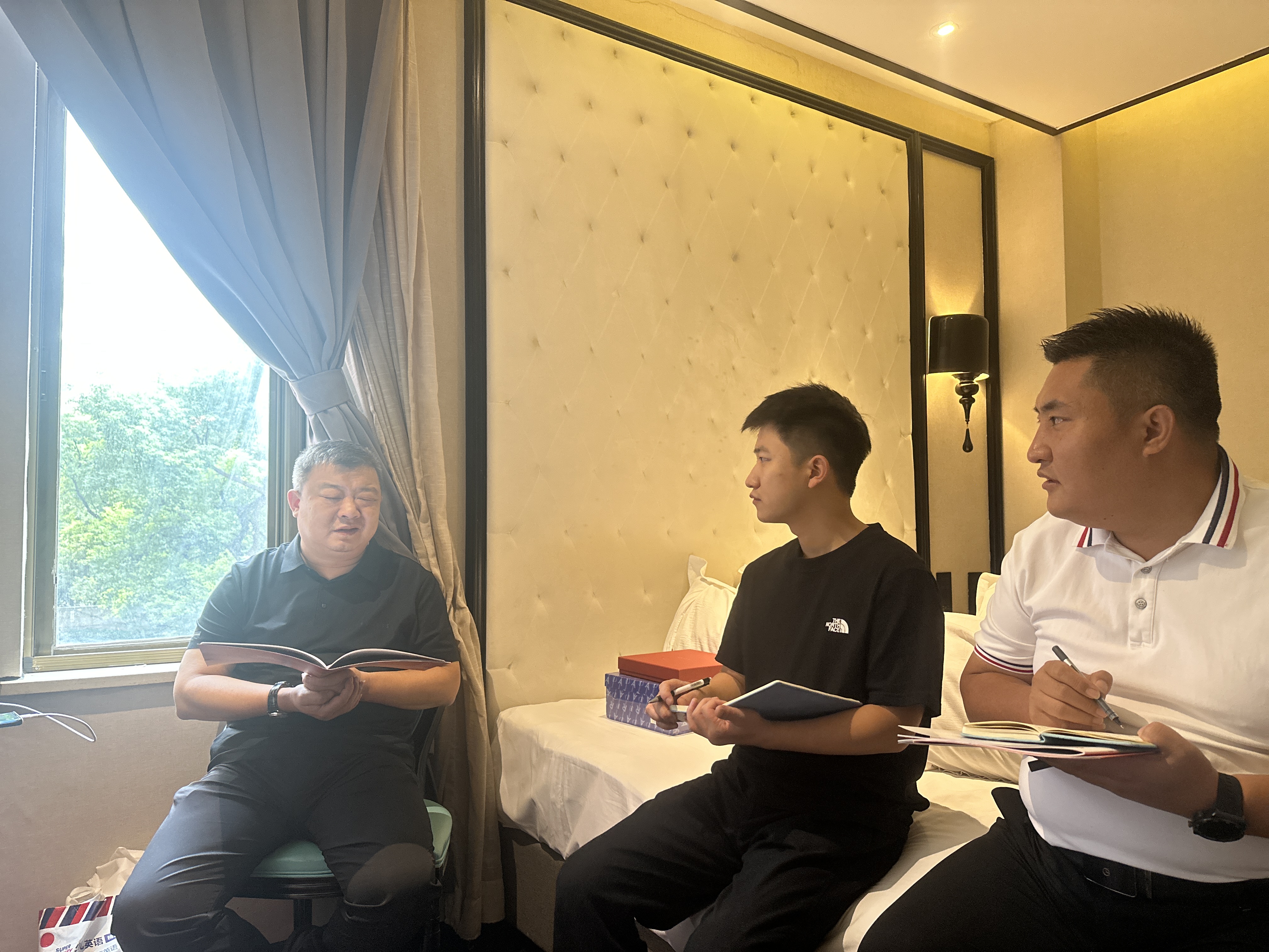 院长带领Marry老师、张总、树祥总监赴上海和复旦大学心理系主任孙时进博士进行交流探讨