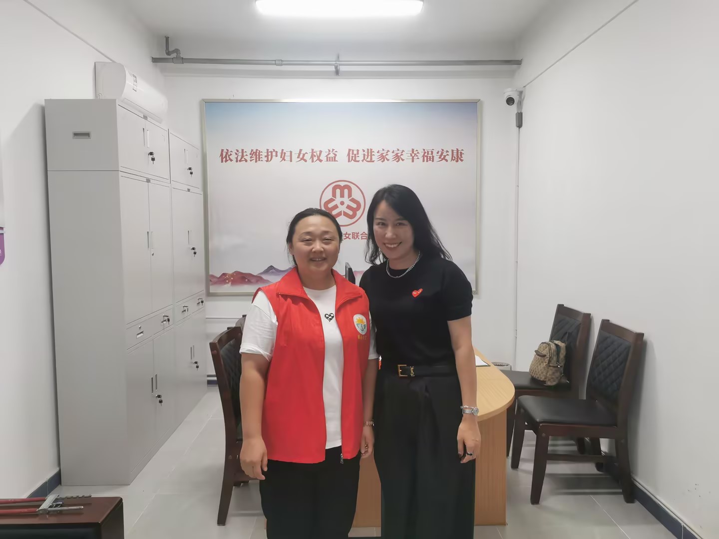   Mary老师去妇联看望值班志愿者