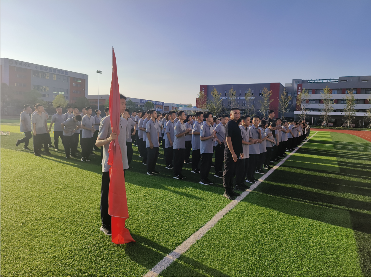 心时代课讯||郑州龙飞中学九年级《青春恰似火  扬帆正当时》素质拓展课程如火如荼进行中！