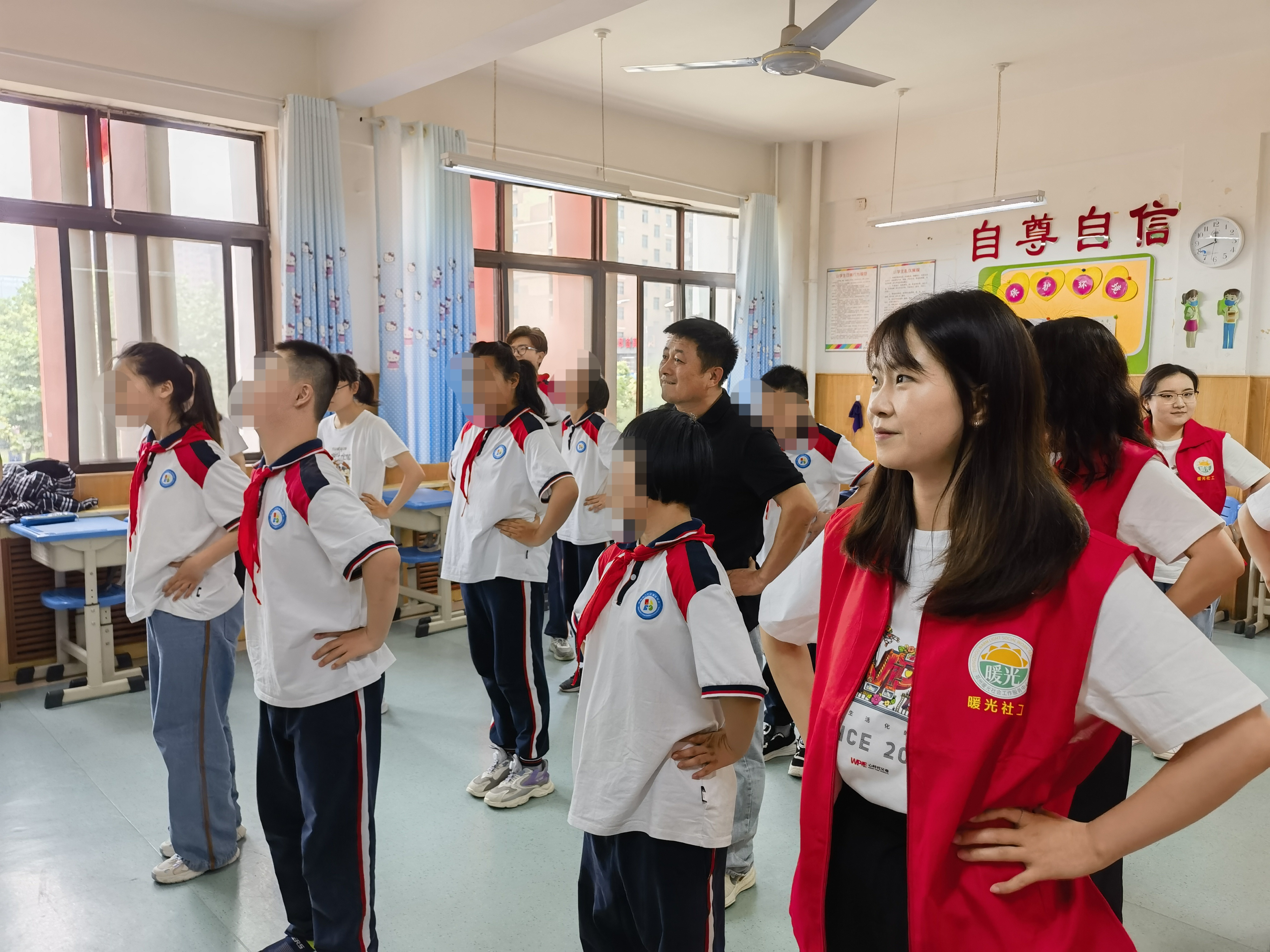 心时代父母||暖光社工“庆六一   献爱心”走进二七辅读学校