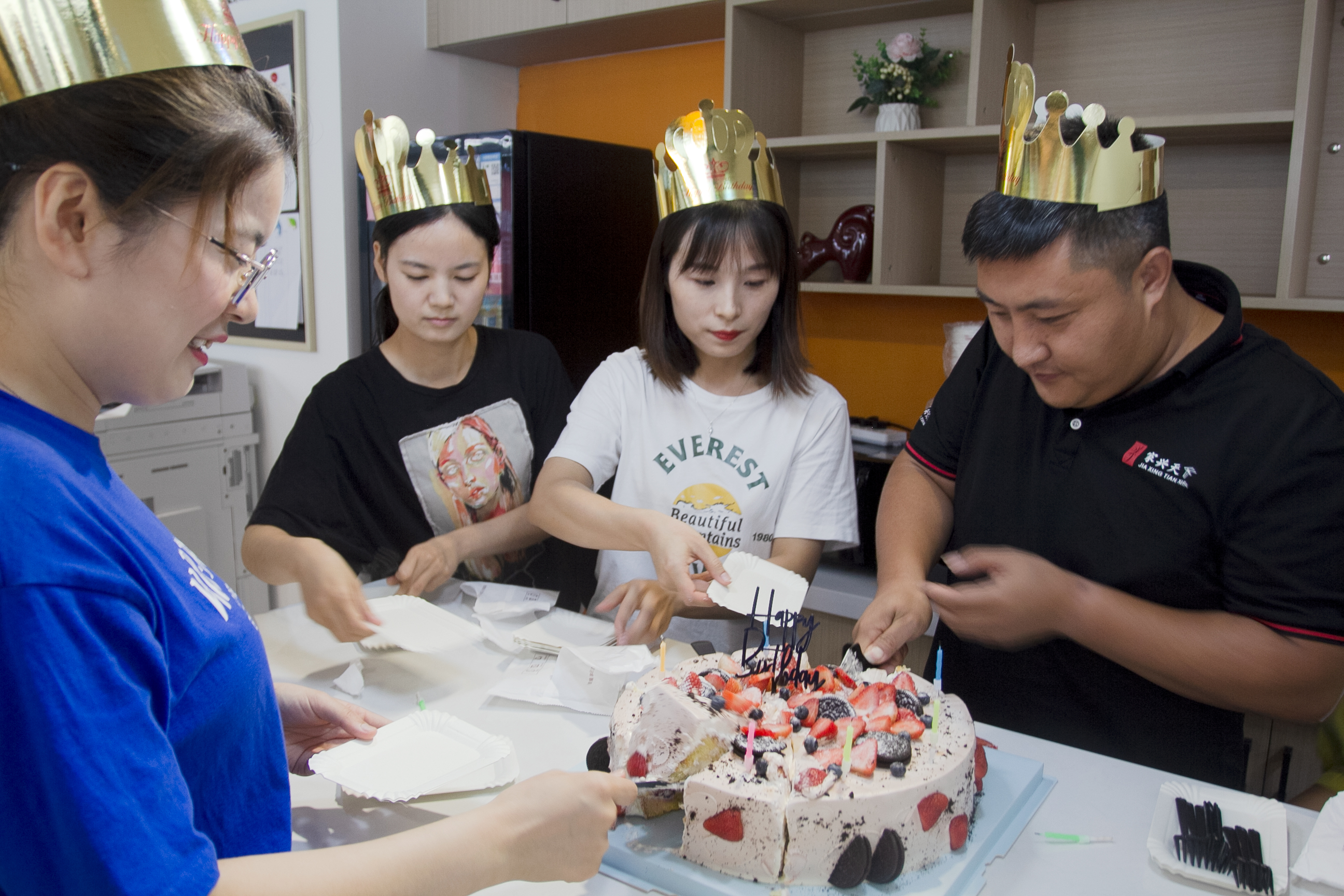 心时代|| 7月16日中午，心时代伙伴们齐聚办公室，共度生日会的欢乐时光！