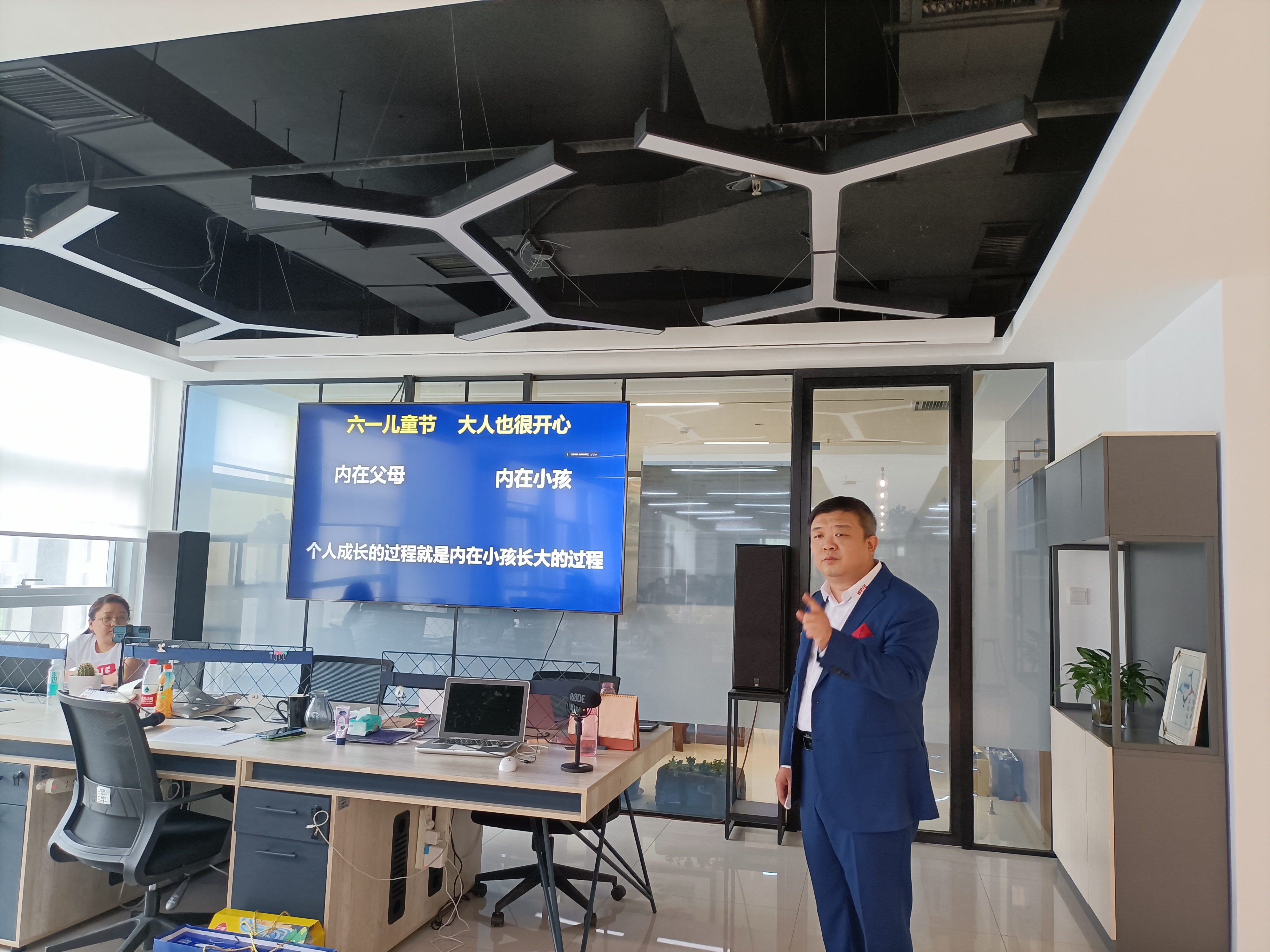 5月31日晨会，纪琼院长进行了主题为《明天和六一》的讲话。
