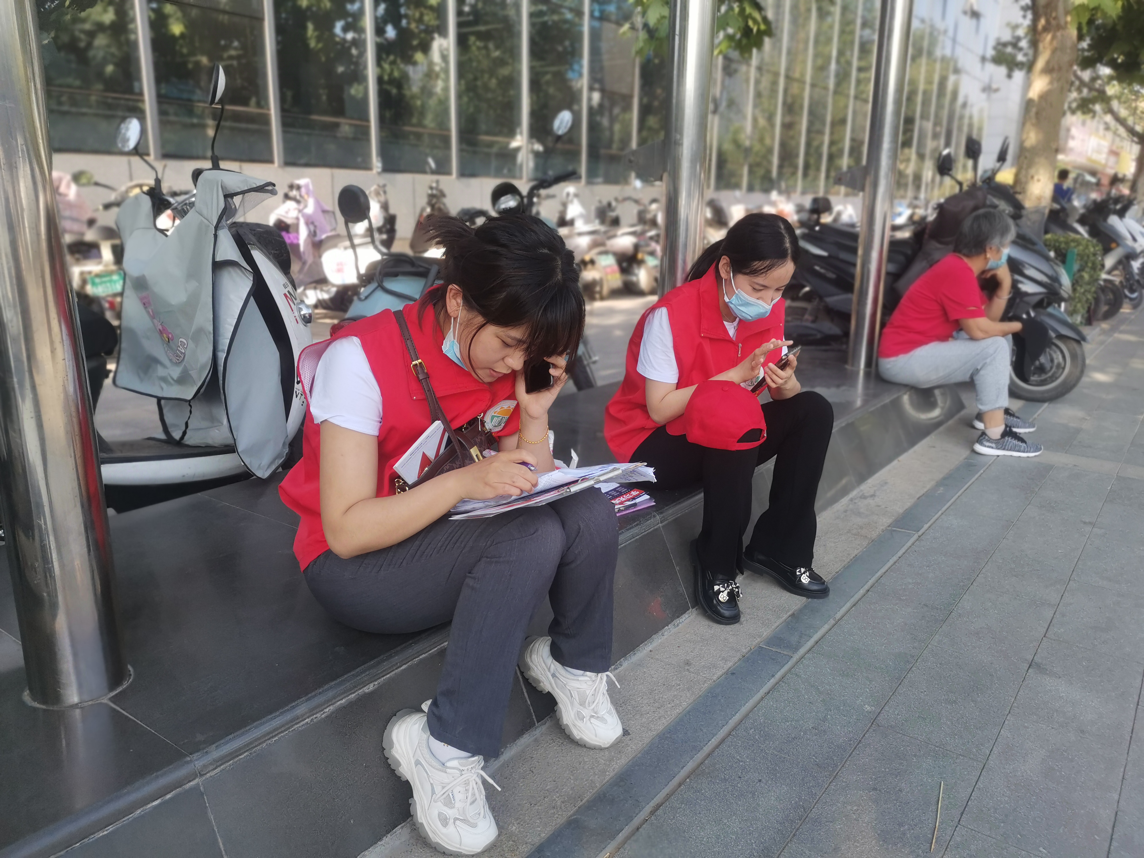 丽莉和耿锐，在地推的间隙还在跟客户打邀约电话！