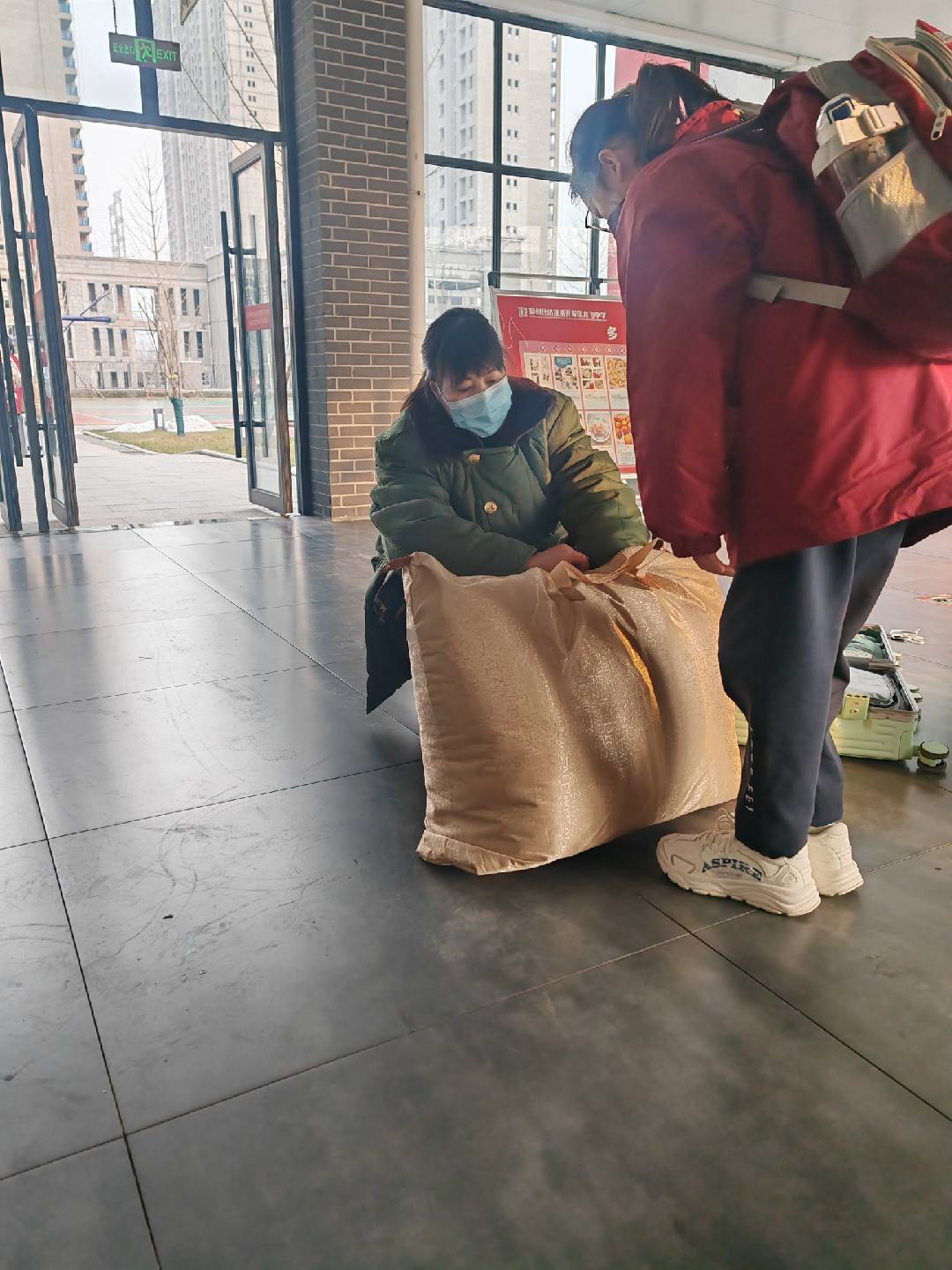 心时代父母教练员全体教练按时到岗，正在进行工作会议，下午学生返校，各位教官在认真检查行李