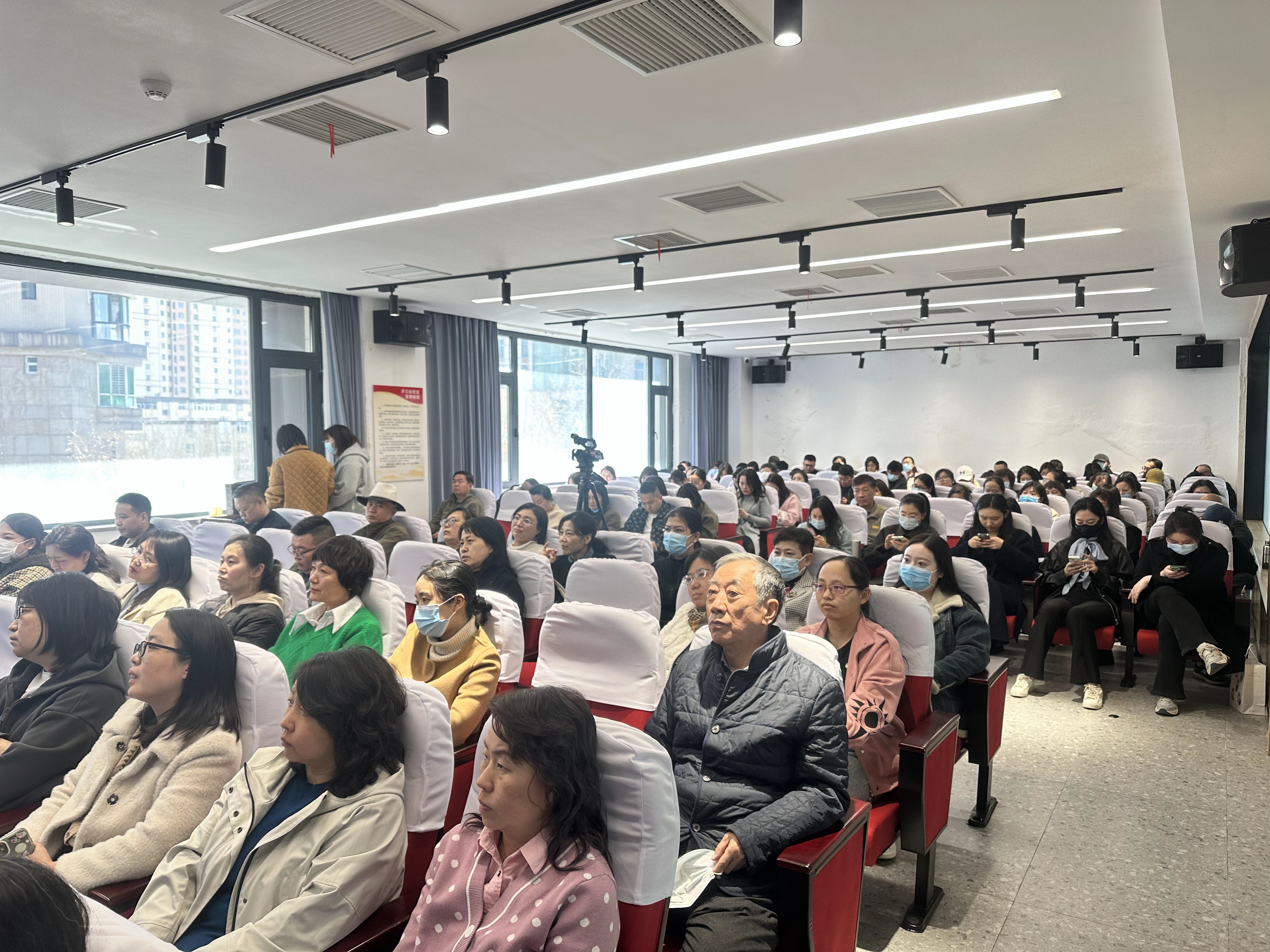 金水区人民路街道工委会报告会正在精彩进行中，150位职工代表认真听讲，为Mary老师点赞