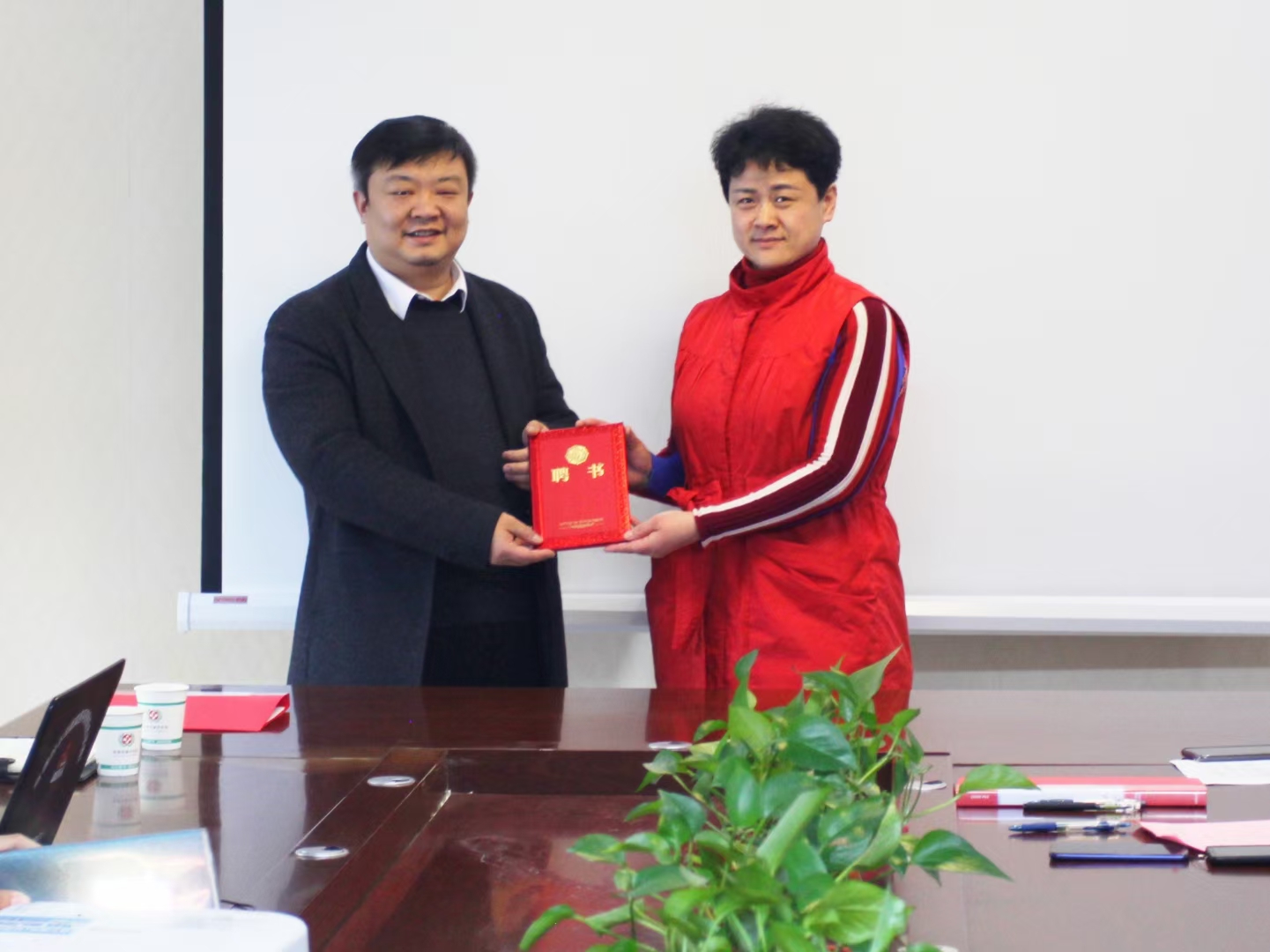 心时代父母王纪琼院长受聘为郑州市精神病防治医院名誉院长