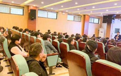 王纪琼院长走进郑州 49 中学，为初一年级家长授课《推开亲子高效沟通的三扇门》
