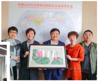 纪琼院长送母亲回老家，顺道来心时代平顶山分院，院长夫人为平顶山分院，专门赠送了亲笔写的女书作品《家兴天下》