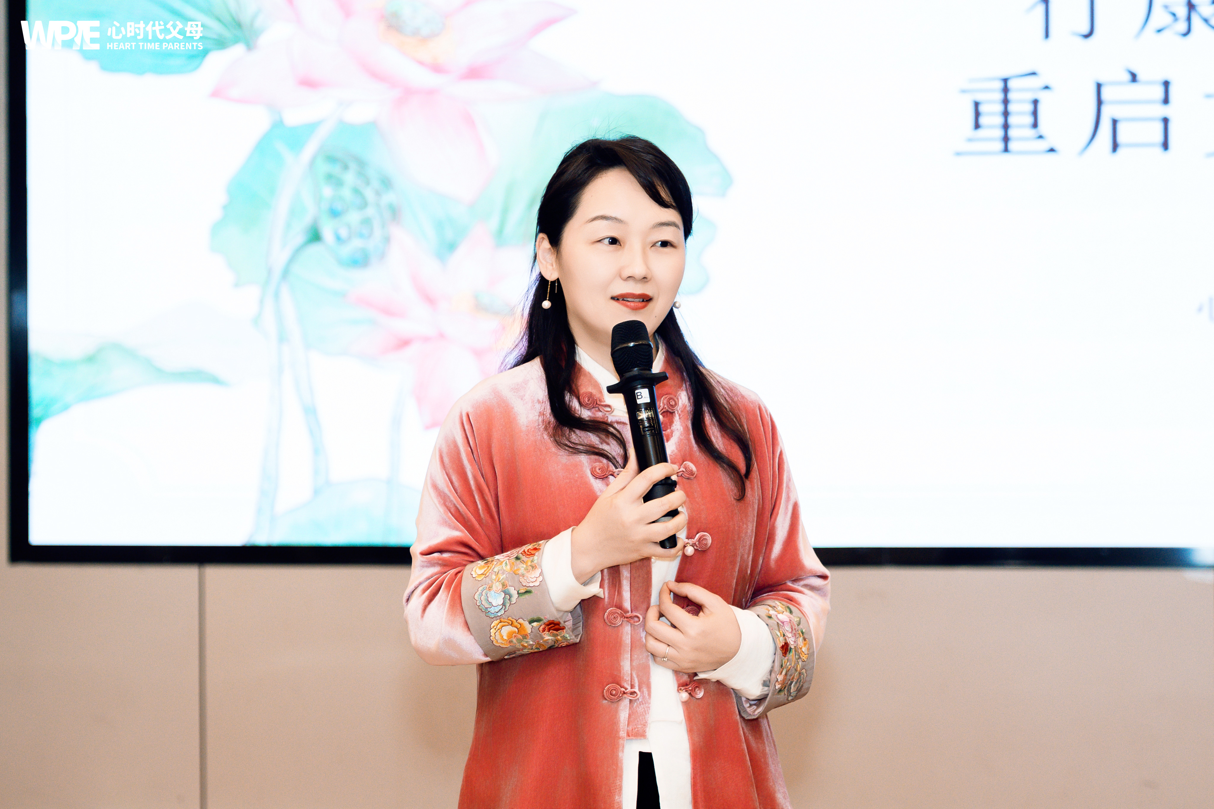 刚复学的孩子像在生产