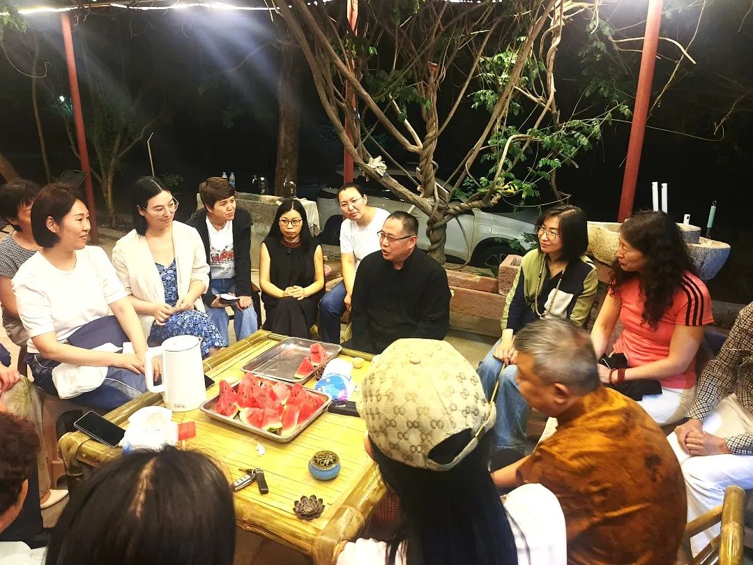大琼山庄里的紫藤礼赞：镜头与掌声之间流动的敬意！
