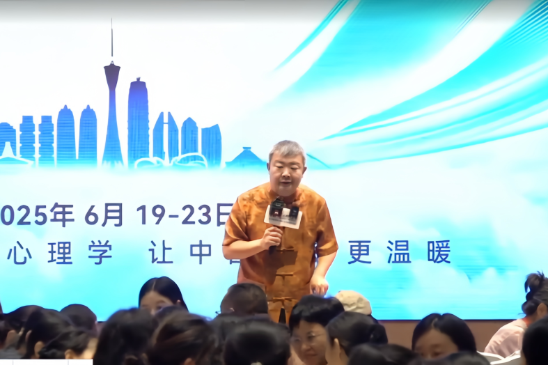 一个“拒绝成长”的男人如何制造两代人的创伤——不要因为溺爱把儿子养成妈宝男