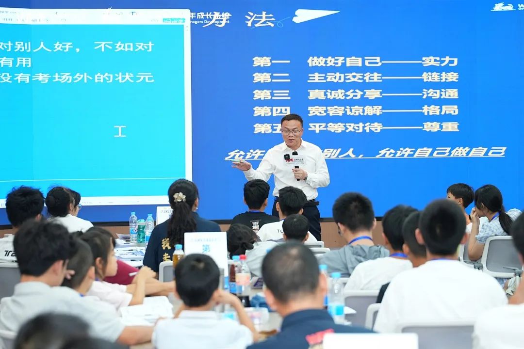 从挥动“拳头”的少年到学会求助：《青少年实操班》人生导师的五步引导法