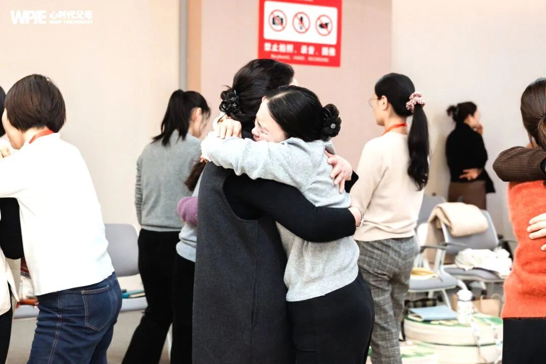 “饭前不准吃!”面对老爸的怒吼,5岁娃如何当着爸爸的面吃下这碗方便面