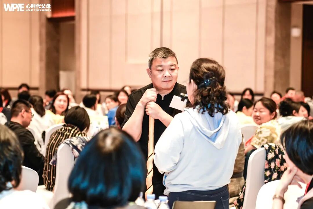 【纪琼院长实操班】“我不想活了,撞头算轻的!”孩子失控咆哮,纪琼院长实操班现场“接招”震撼全场!