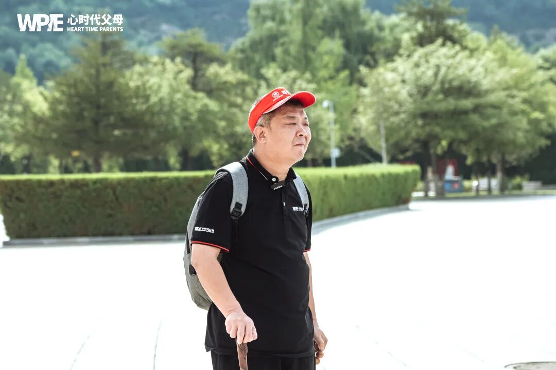 孩子要你给他买5000元的鞋才去上学!你买还是不买?