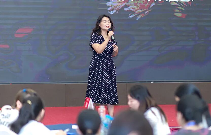 【文聪老师女性力量中级班】直播间集体劝女生快跑,文聪老师罕见直言:“这样的男人还不分?”