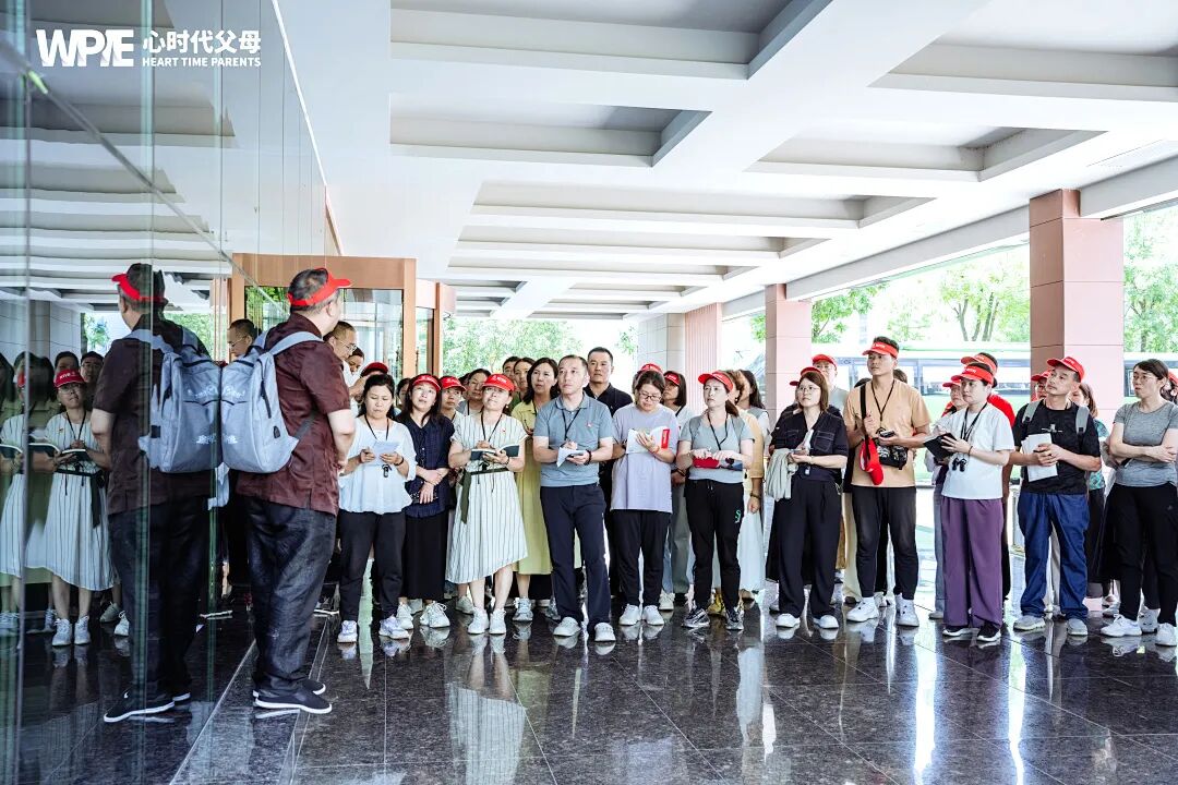 “爸!我恶心数学老师,不想学数学了!”“不,孩子,你恶心的其实是......”