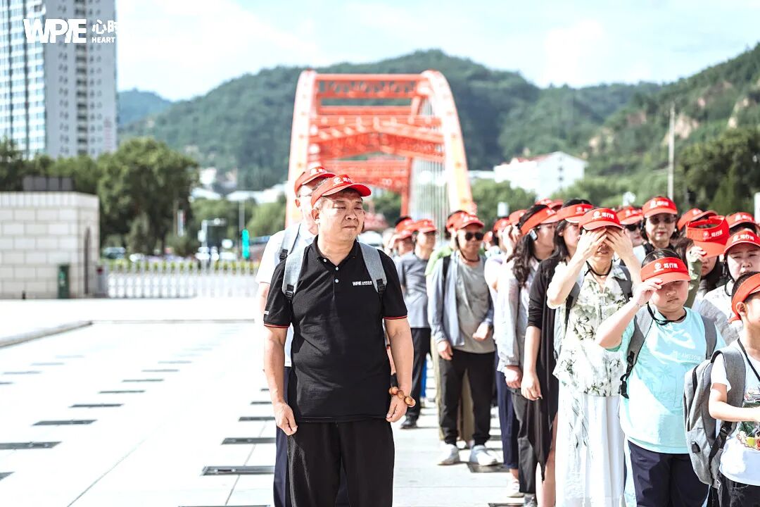 “爸!我恶心数学老师,不想学数学了!”“不,孩子,你恶心的其实是......”