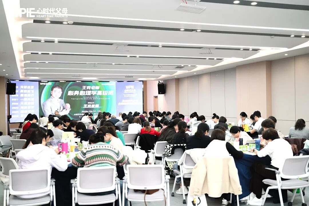 【重返校园之路——王克老师学员采访】当妈妈不再“围着孩子转”,社恐的女儿反而推开了门