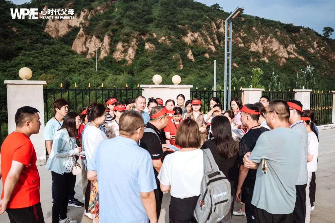 “爸!我恶心数学老师,不想学数学了!”“不,孩子,你恶心的其实是......”