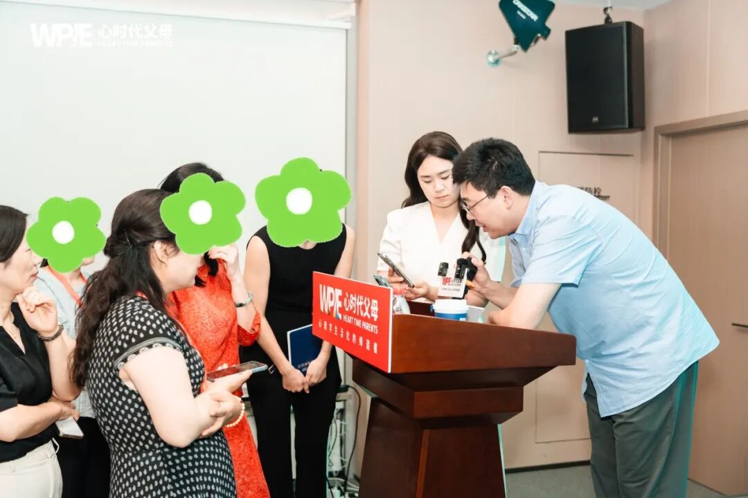 “兆鹏老师,来访者让我帮她搜集前女友无缝衔接的证据,逼她道歉,我该怎么办?”