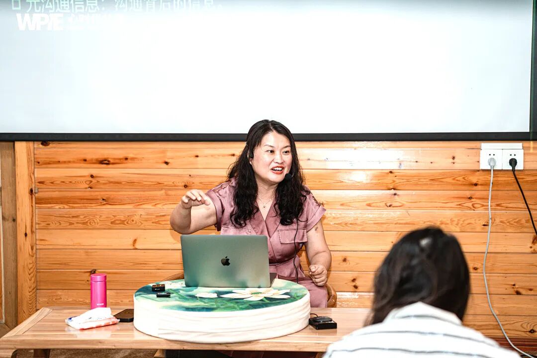 妻子总把自己喜欢的鱼尾留给丈夫,多年后,看到丈夫日记的她后悔莫及!