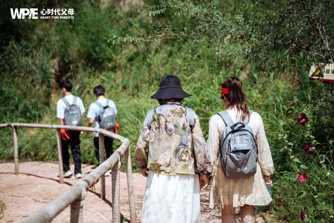 【纪琼院长家庭教育系统方案实操班】纪琼院长讲课,学员递水递纸竟是错?——“我们正在用善意毁掉什么?”