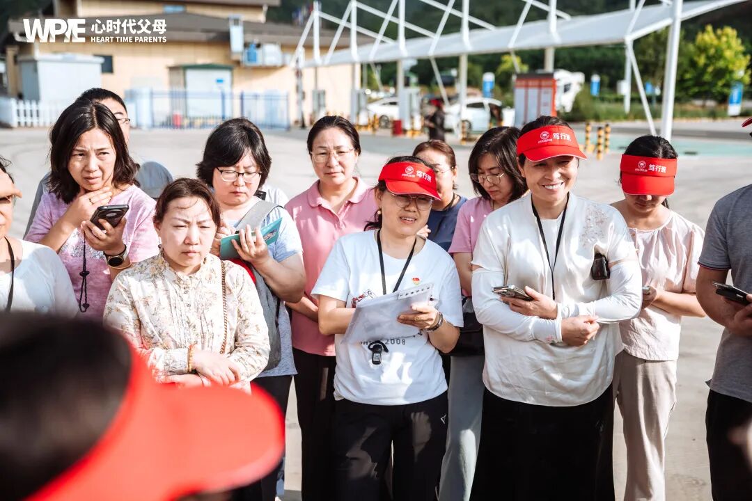 【纪琼院长家庭教育系统方案实操班】纪琼院长讲课,学员递水递纸竟是错?——“我们正在用善意毁掉什么?”