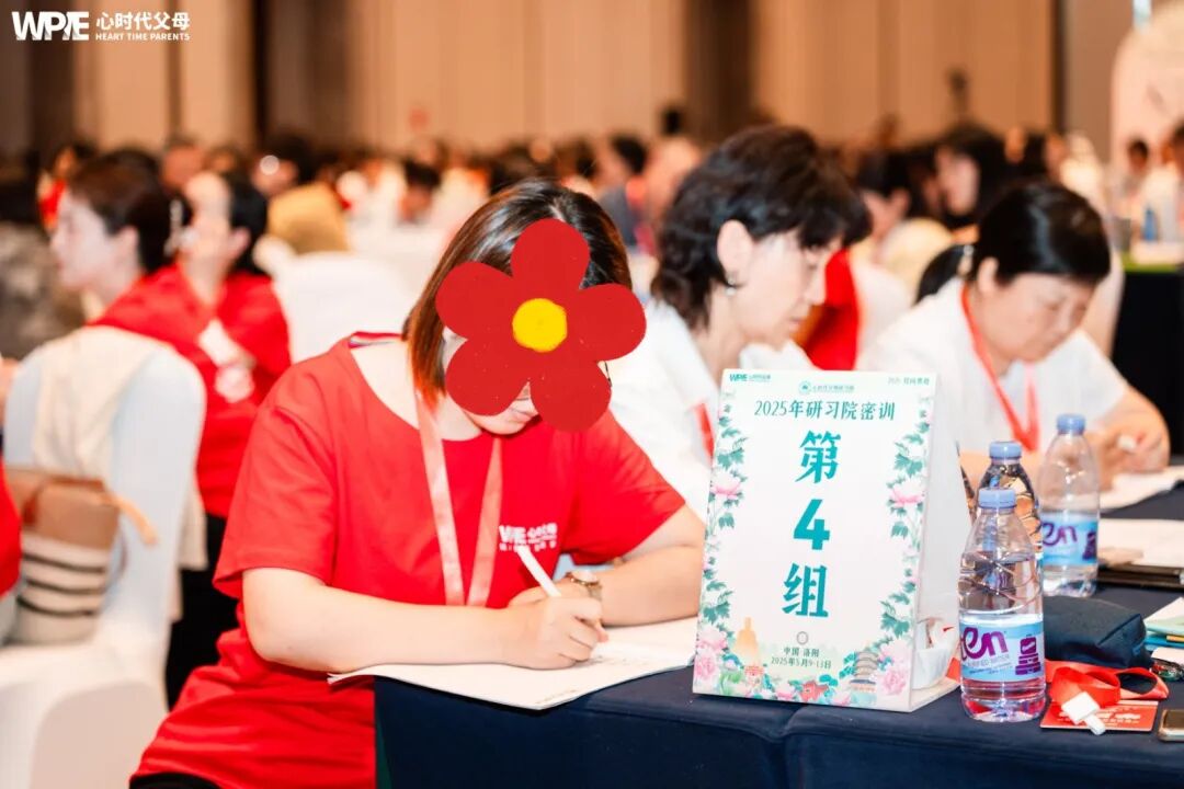 14岁女孩厌学的真相,竟是父母太“负责”?