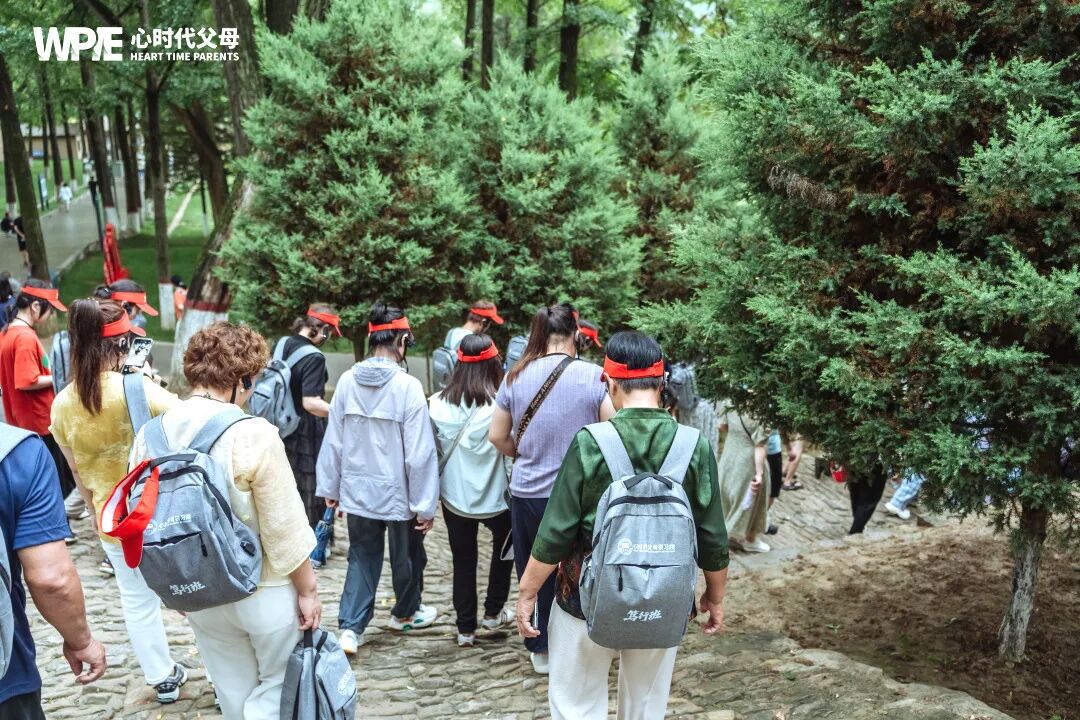 【纪琼院长家庭教育系统方案实操班】纪琼院长讲课,学员递水递纸竟是错?——“我们正在用善意毁掉什么?”