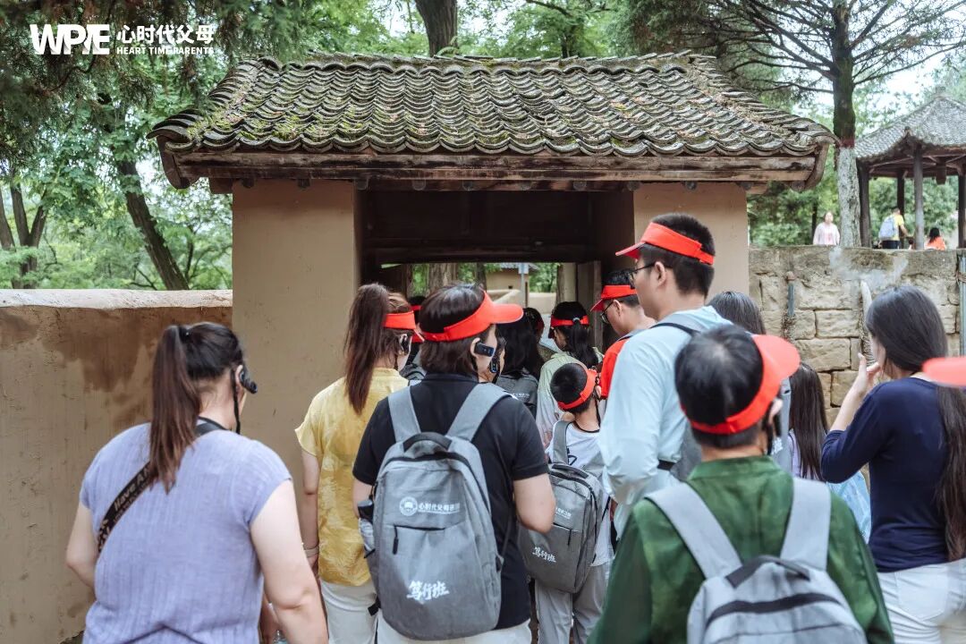 【纪琼院长家庭教育系统方案实操班】纪琼院长讲课,学员递水递纸竟是错?——“我们正在用善意毁掉什么?”