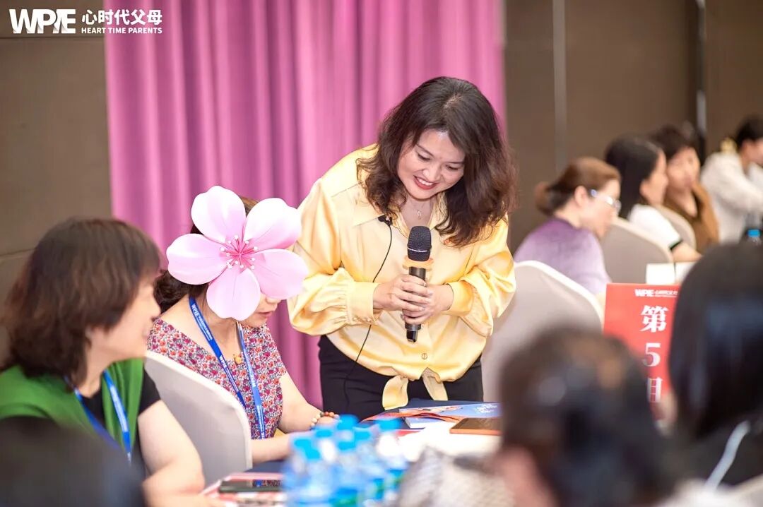 那句“妈妈连一瓶矿泉水都舍不得买,却给你买了名牌鞋”,到底是在爱孩子还是在为“自我感动”买单?