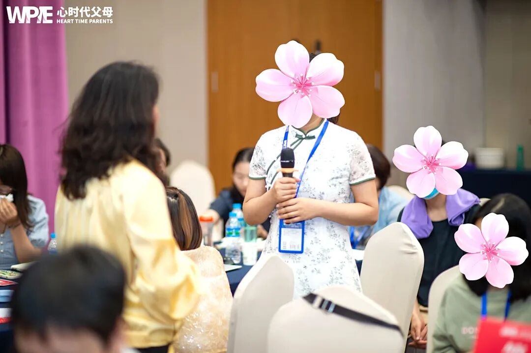 那句“妈妈连一瓶矿泉水都舍不得买,却给你买了名牌鞋”,到底是在爱孩子还是在为“自我感动”买单?