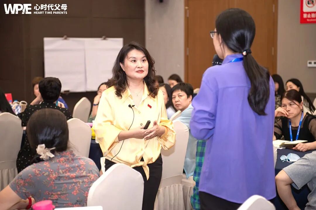 那句“妈妈连一瓶矿泉水都舍不得买,却给你买了名牌鞋”,到底是在爱孩子还是在为“自我感动”买单?