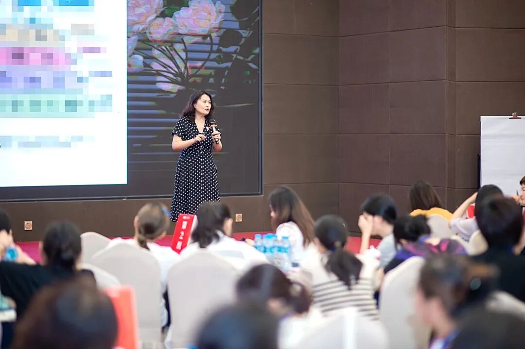 那句“妈妈连一瓶矿泉水都舍不得买,却给你买了名牌鞋”,到底是在爱孩子还是在为“自我感动”买单?