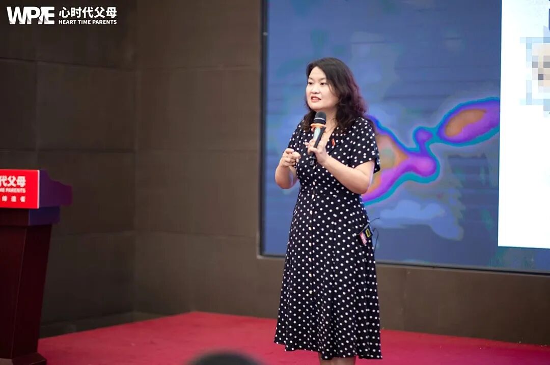 那句“妈妈连一瓶矿泉水都舍不得买,却给你买了名牌鞋”,到底是在爱孩子还是在为“自我感动”买单?