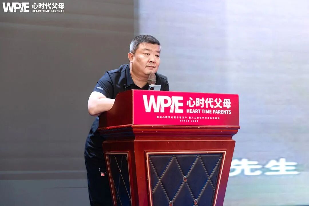 老师没收孩子的象棋奖励给别的同学,孩子愤怒又受伤,家长该怎么疏导?