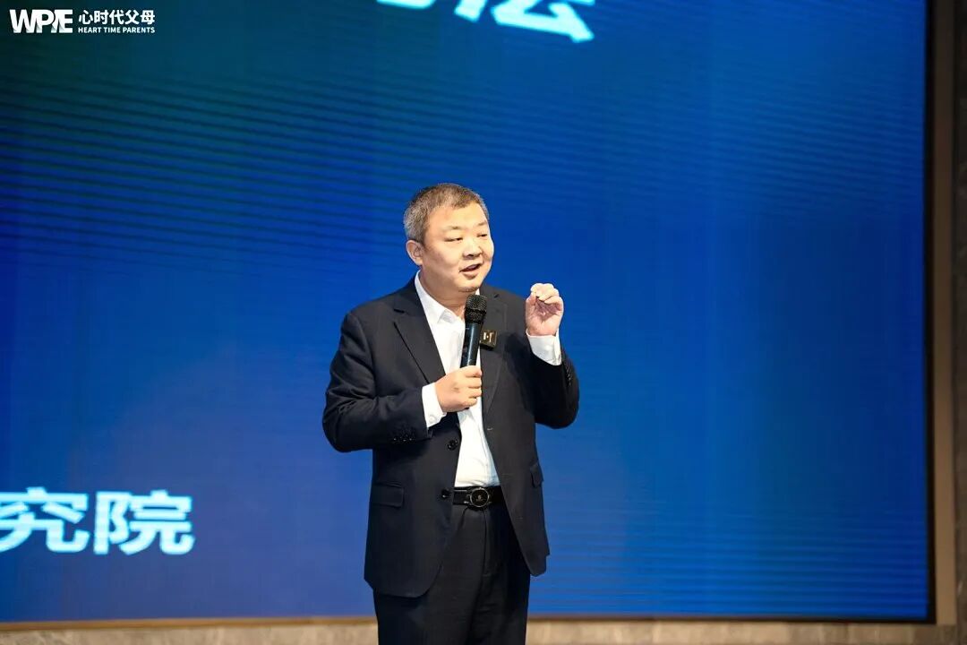 【家庭生态导师班】比母爱更早一步,是王纪琼院长的教育本能——当母亲举旗致谢时,纪琼院长已蹲下接住了颤抖的孩子