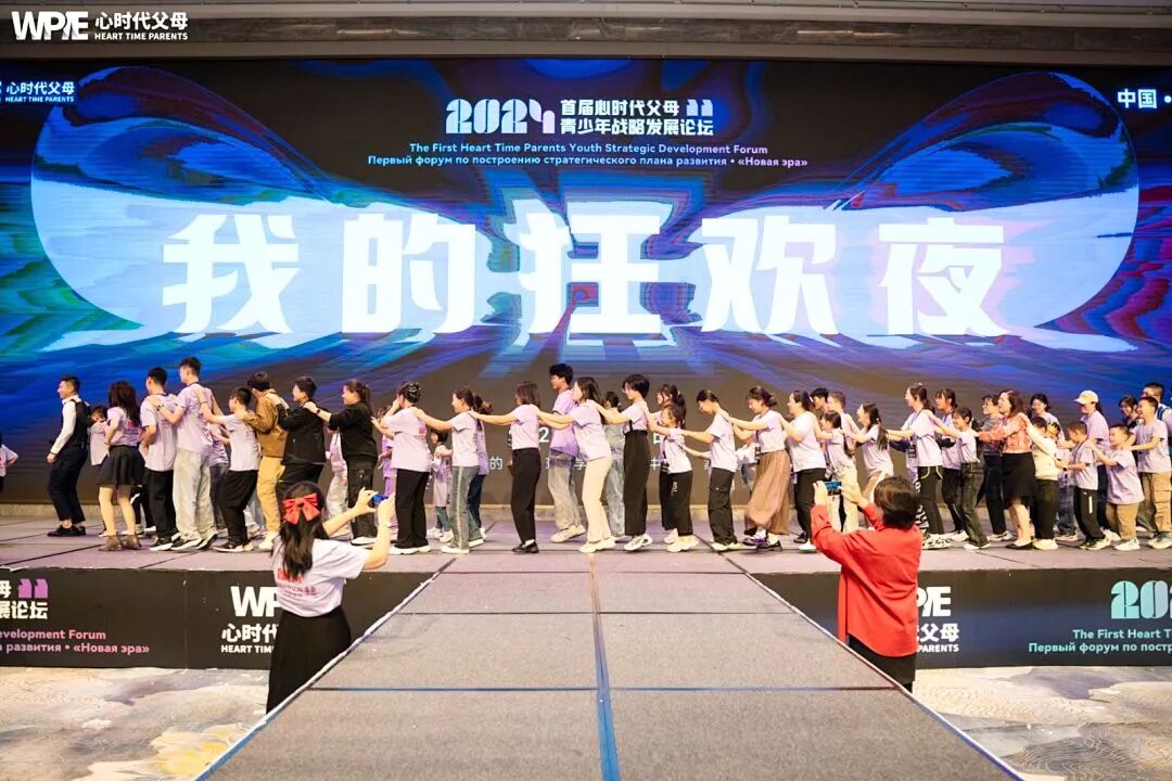 【家庭生态导师班】比母爱更早一步,是王纪琼院长的教育本能——当母亲举旗致谢时,纪琼院长已蹲下接住了颤抖的孩子