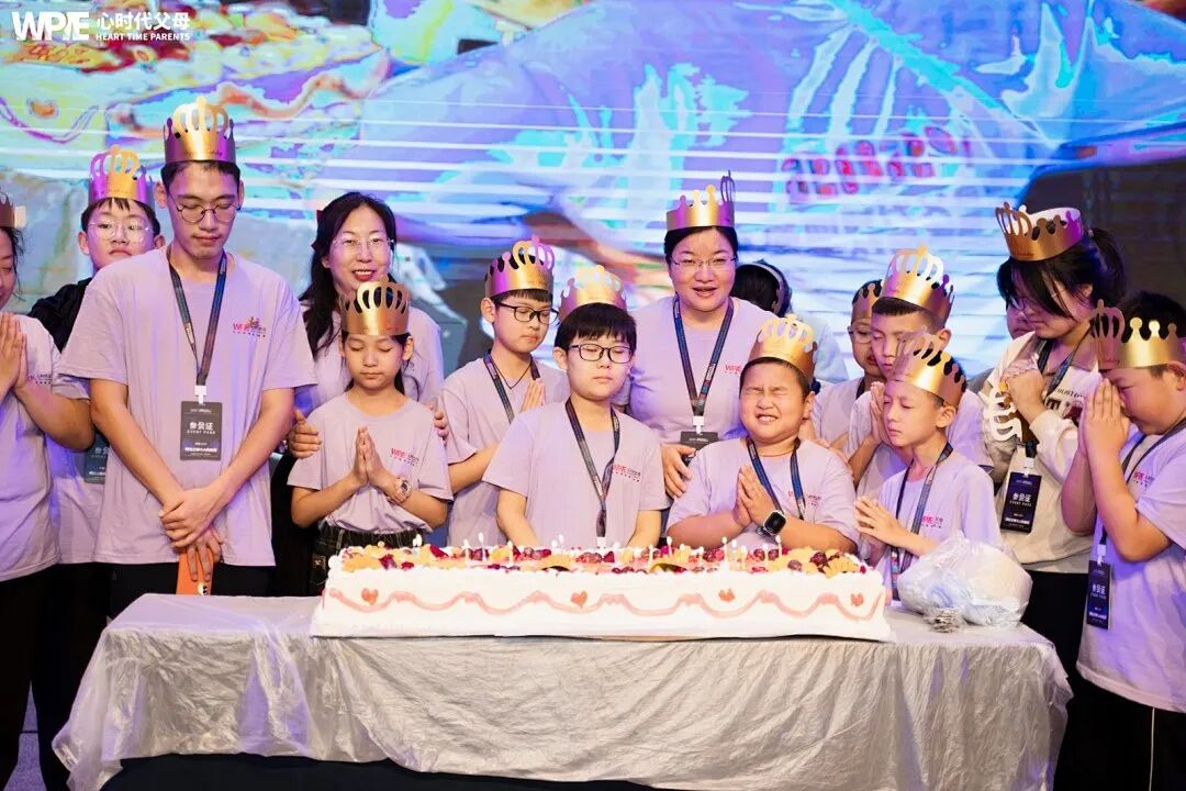 【家庭生态导师班】比母爱更早一步,是王纪琼院长的教育本能——当母亲举旗致谢时,纪琼院长已蹲下接住了颤抖的孩子