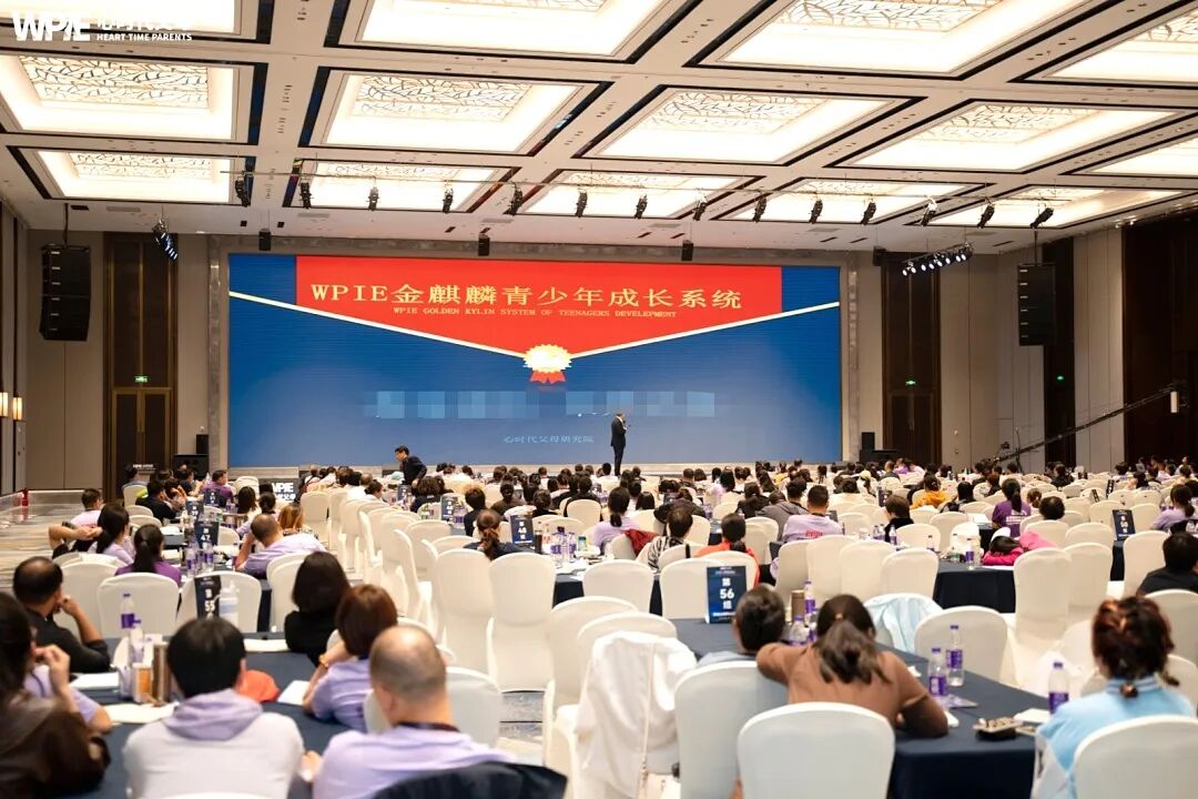 【家庭生态导师班】比母爱更早一步,是王纪琼院长的教育本能——当母亲举旗致谢时,纪琼院长已蹲下接住了颤抖的孩子