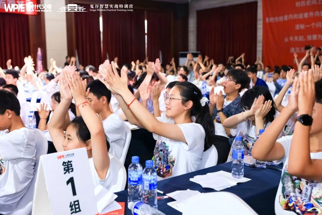 职场人际的清醒认知——同事的“不悦”是他的不适,你的“愧疚”是权力的馈赠