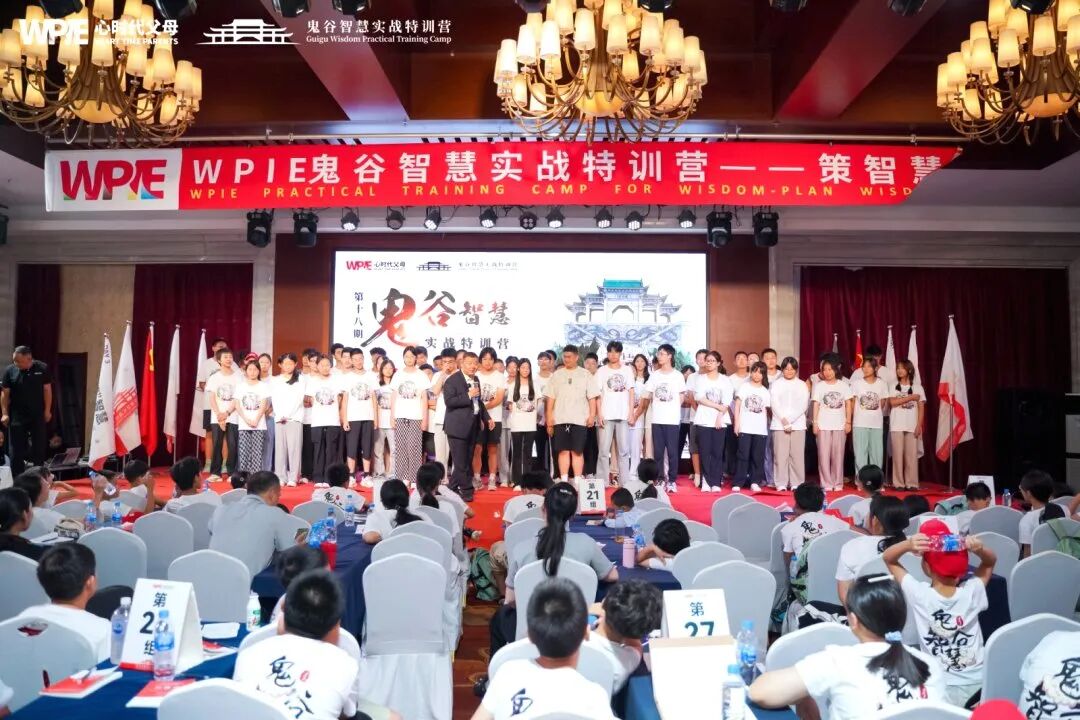 职场人际的清醒认知——同事的“不悦”是他的不适,你的“愧疚”是权力的馈赠