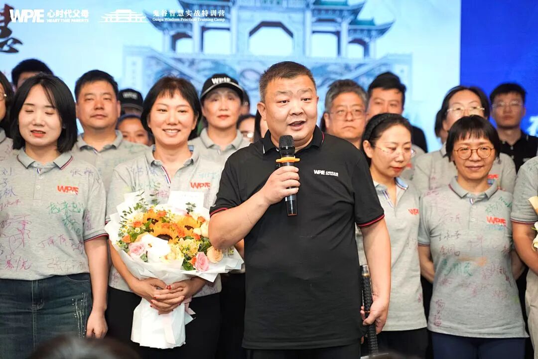 职场人际的清醒认知——同事的“不悦”是他的不适,你的“愧疚”是权力的馈赠