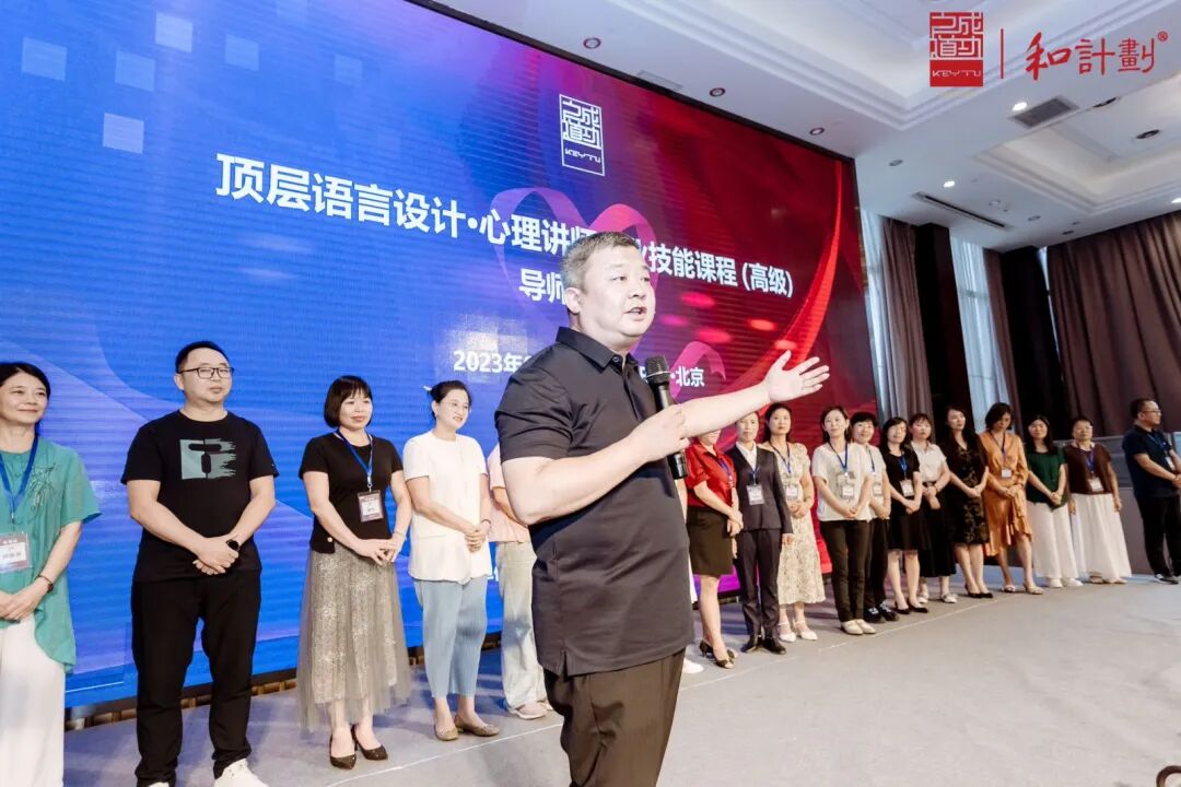 孩子休学在家,家长该不该收手机?——心时代老师们“观点打架”,我该听谁的?