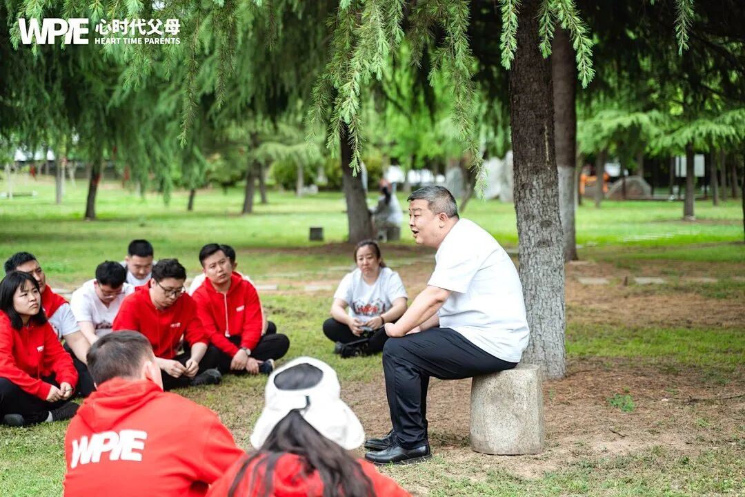 孩子休学在家,家长该不该收手机?——心时代老师们“观点打架”,我该听谁的?