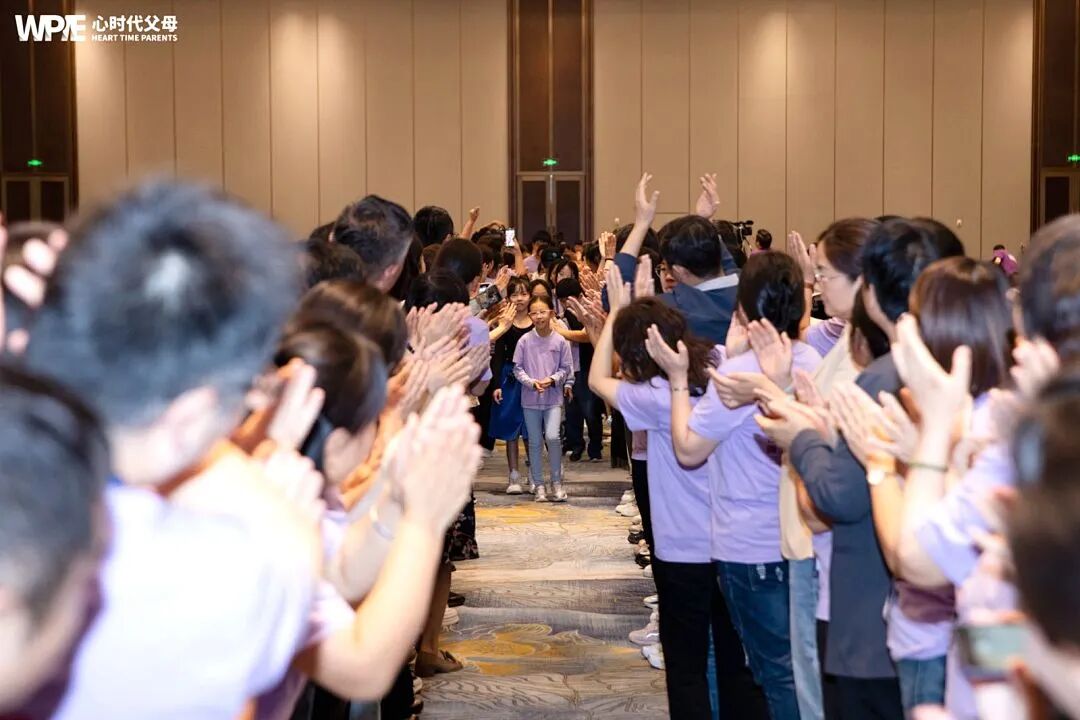 【金麒麟青少年成长系统】父亲兄长在指责,儿子却说:“妈,别难过,我陪你!”——这是我服务的“金麒麟”孩子,发来的最美的信息