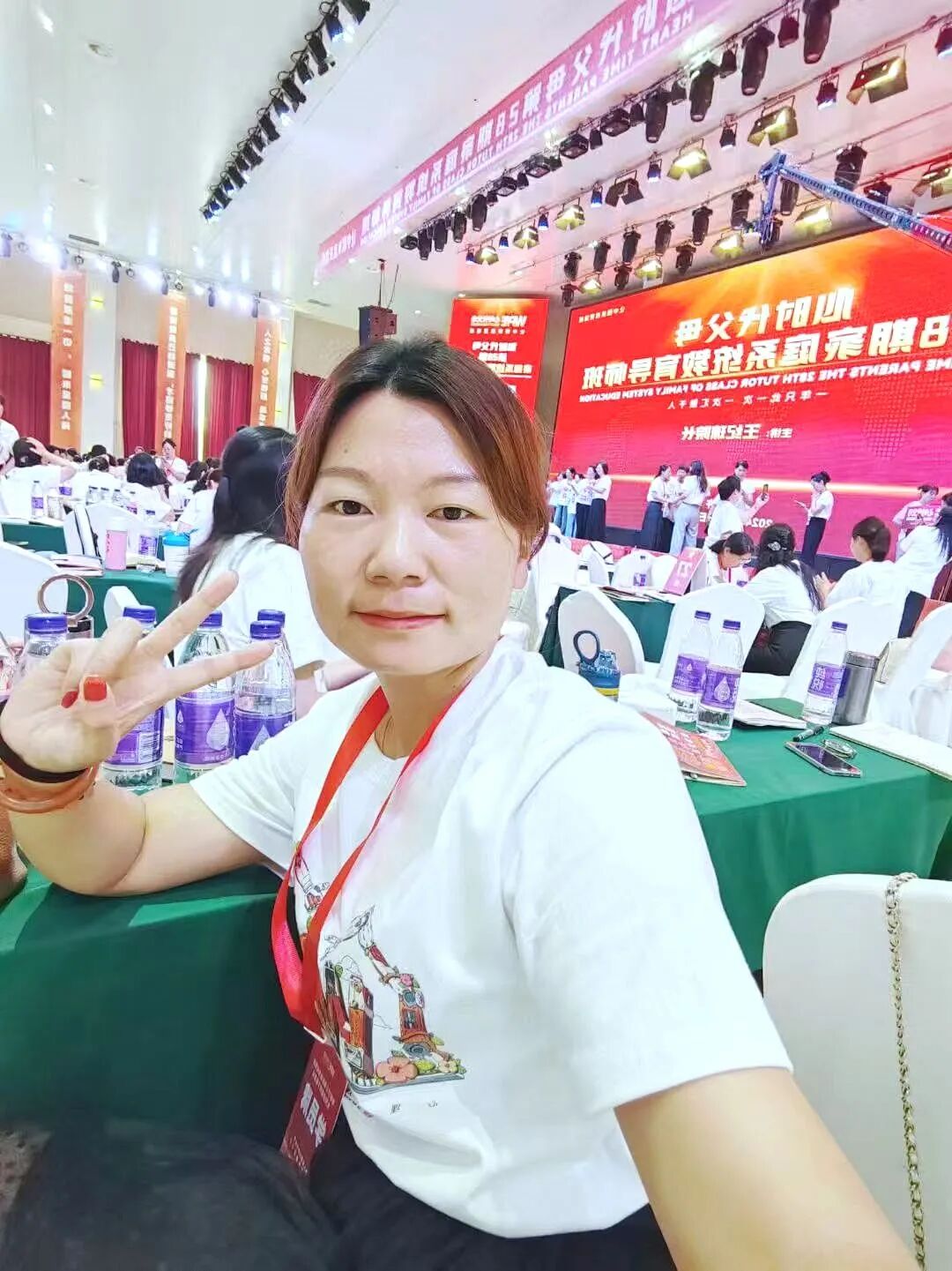 当儿子拿着那张63分的试卷走出校门时,妈妈说:“孩子,你知道吗?你比考90分的人更厉害!”