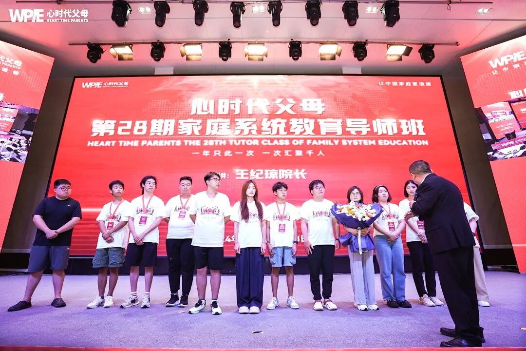 当儿子拿着那张63分的试卷走出校门时,妈妈说:“孩子,你知道吗?你比考90分的人更厉害!”