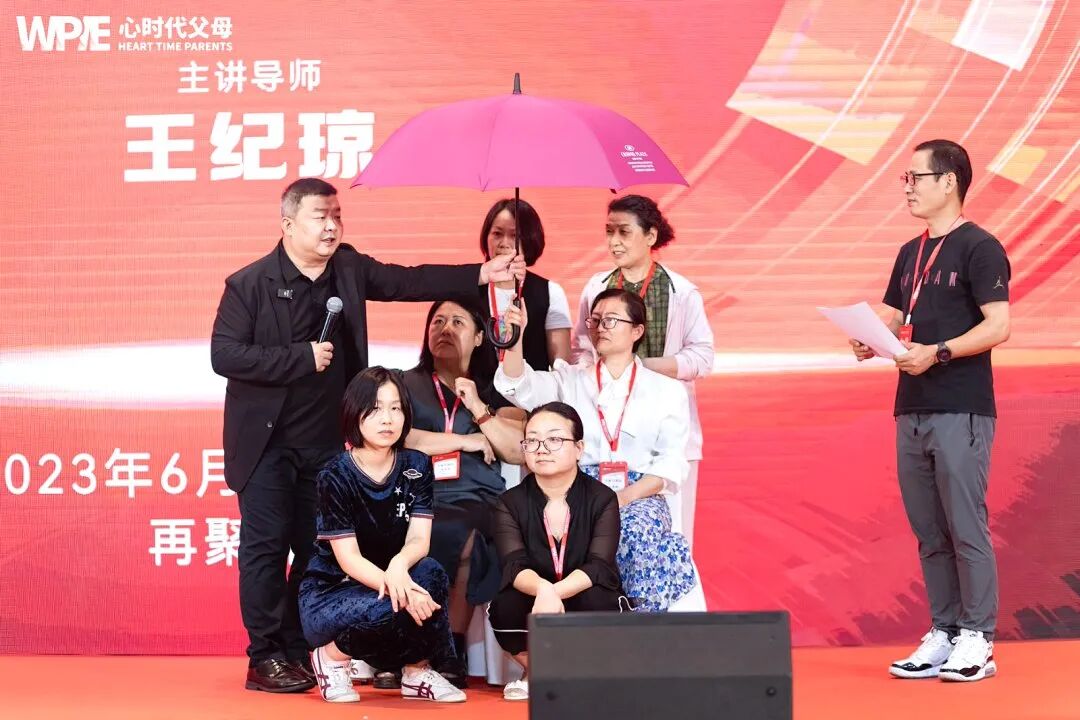 【家庭生态导师班】一位母亲哭着诉说:“我也不知道为啥他就不去上学了?”王纪琼院长一针见血的反问:“你真的不知道吗?”